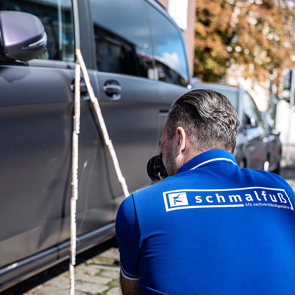 Unfallschaden wird fotografiert
